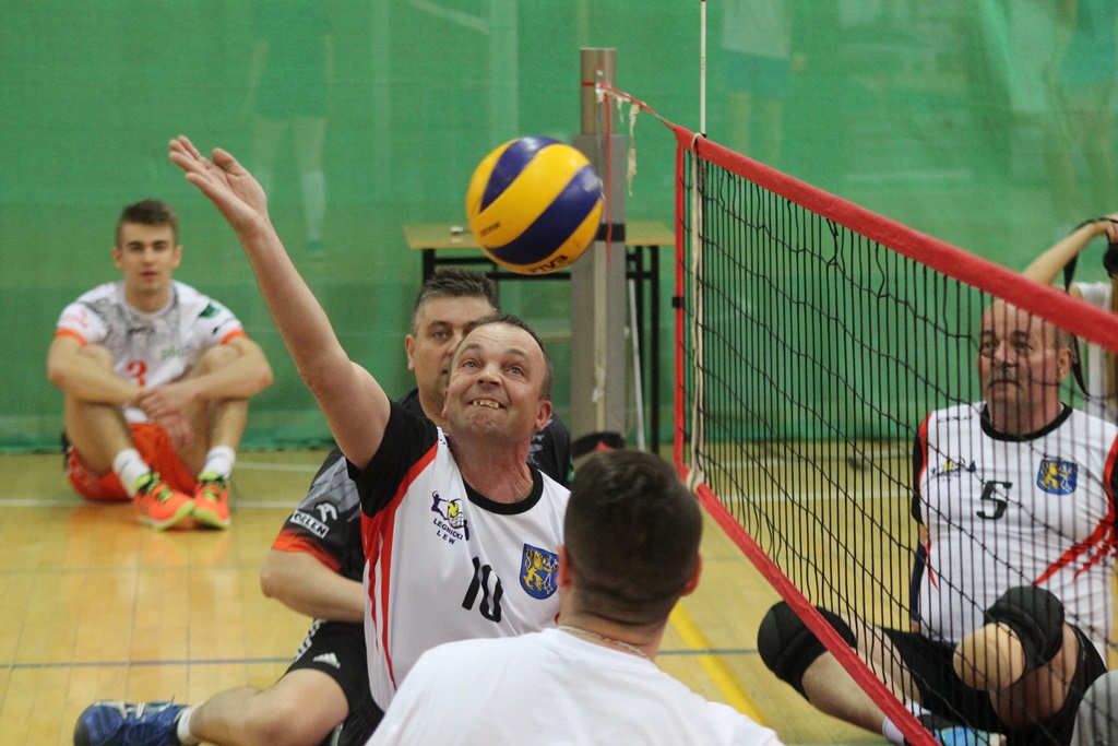 Pokazowy mecz siatkówki na siedząco podczas Gruszka Cup