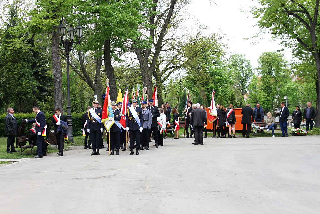 Zapalono znicze i złożono kwiaty na cmentarzu w ważną rocznicę
