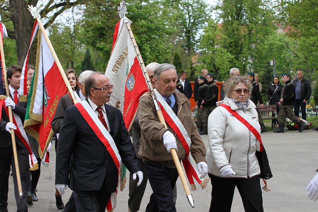 Zapalono znicze i złożono kwiaty na cmentarzu w ważną rocznicę
