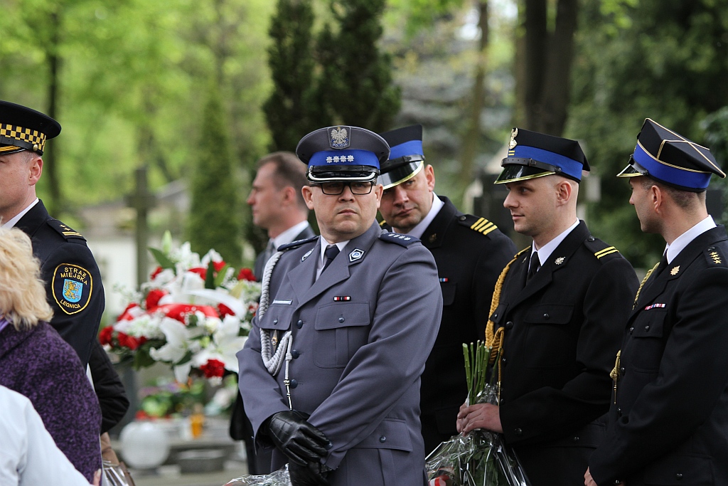 Zapalono znicze i złożono kwiaty na cmentarzu w ważną rocznicę
