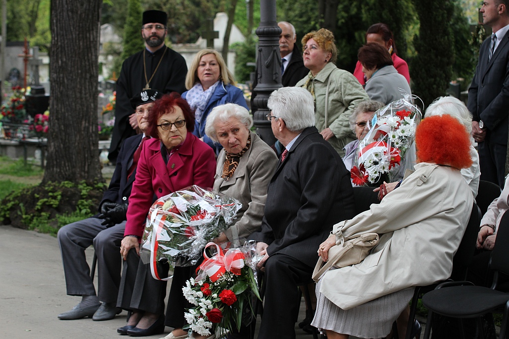 Zapalono znicze i złożono kwiaty na cmentarzu w ważną rocznicę
