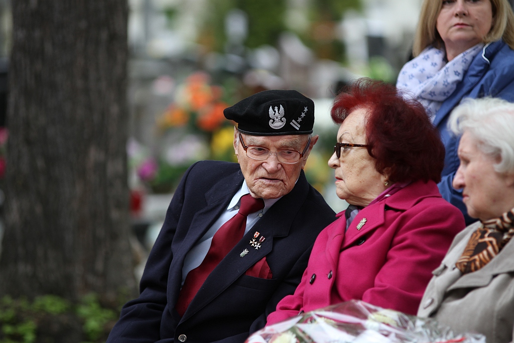 Zapalono znicze i złożono kwiaty na cmentarzu w ważną rocznicę
