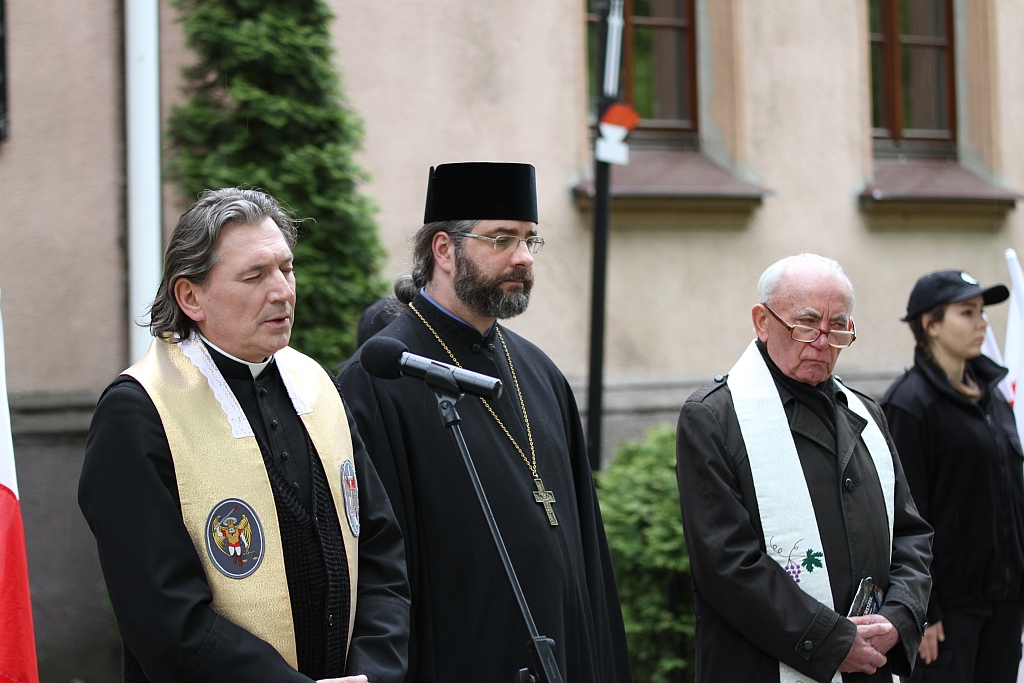 Zapalono znicze i złożono kwiaty na cmentarzu w ważną rocznicę
