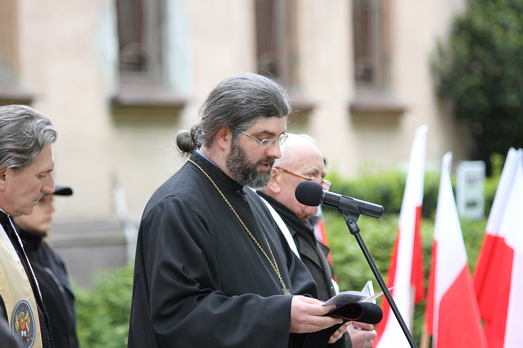 Zapalono znicze i złożono kwiaty na cmentarzu w ważną rocznicę
