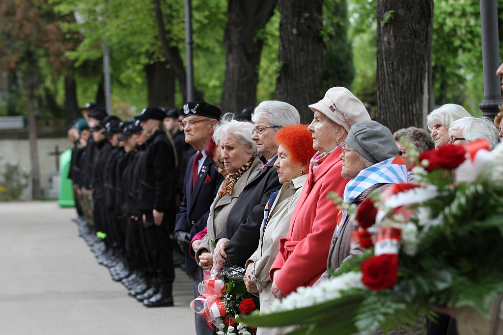 Zapalono znicze i złożono kwiaty na cmentarzu w ważną rocznicę
