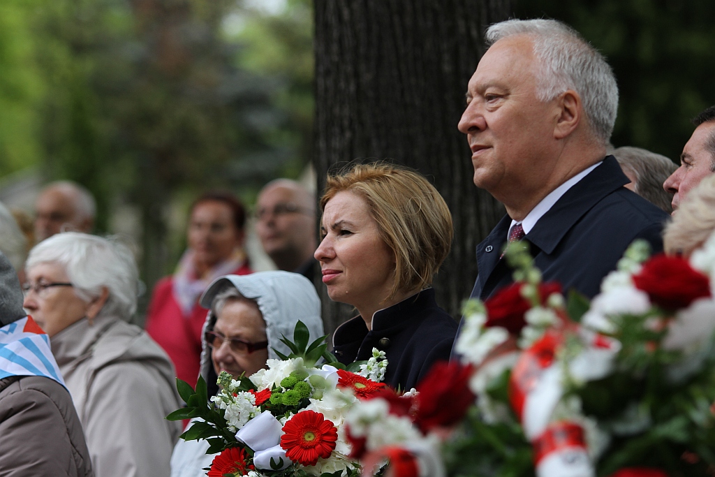 Zapalono znicze i złożono kwiaty na cmentarzu w ważną rocznicę
