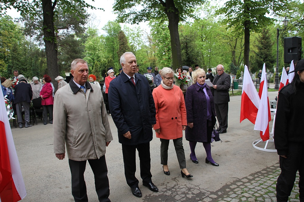 Zapalono znicze i złożono kwiaty na cmentarzu w ważną rocznicę
