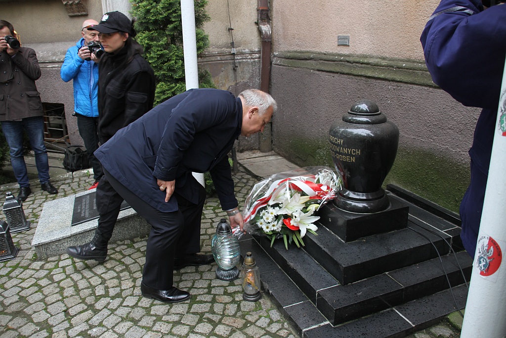 Zapalono znicze i złożono kwiaty na cmentarzu w ważną rocznicę
