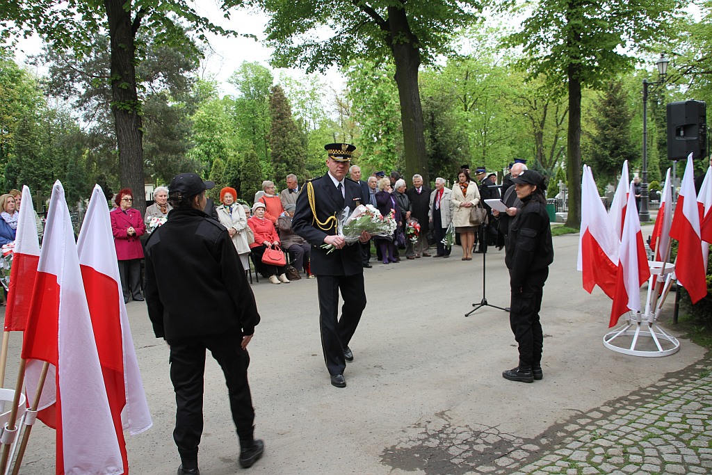 Zapalono znicze i złożono kwiaty na cmentarzu w ważną rocznicę
