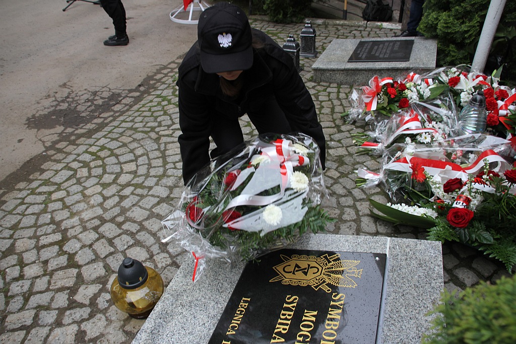 Zapalono znicze i złożono kwiaty na cmentarzu w ważną rocznicę

