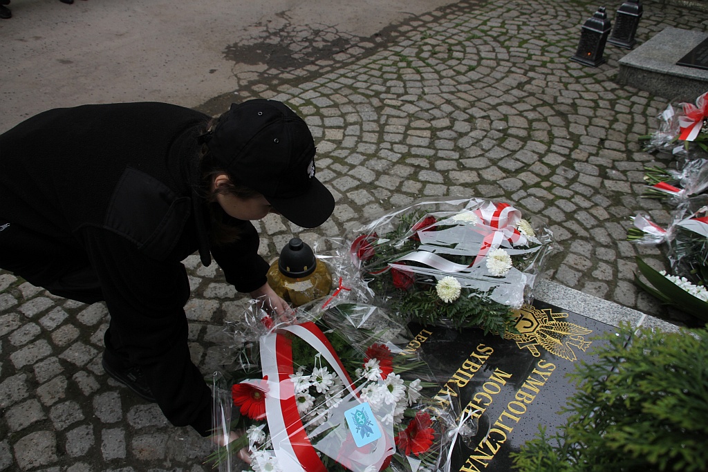 Zapalono znicze i złożono kwiaty na cmentarzu w ważną rocznicę
