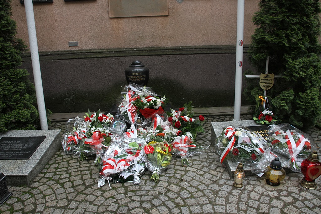 Zapalono znicze i złożono kwiaty na cmentarzu w ważną rocznicę
