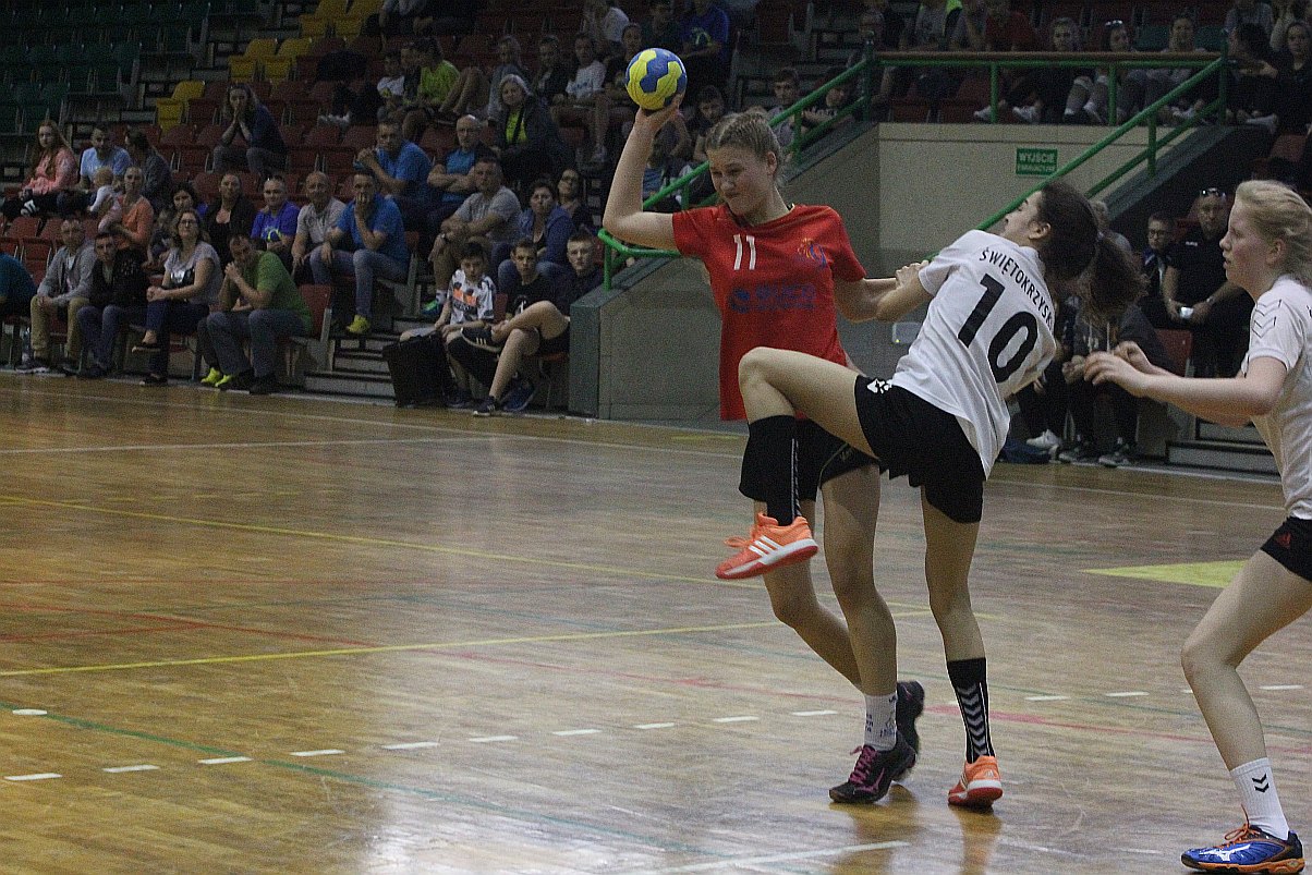 Młodziczki Dziewiątki na luzie wygrały z Koroną Handball Kielce	