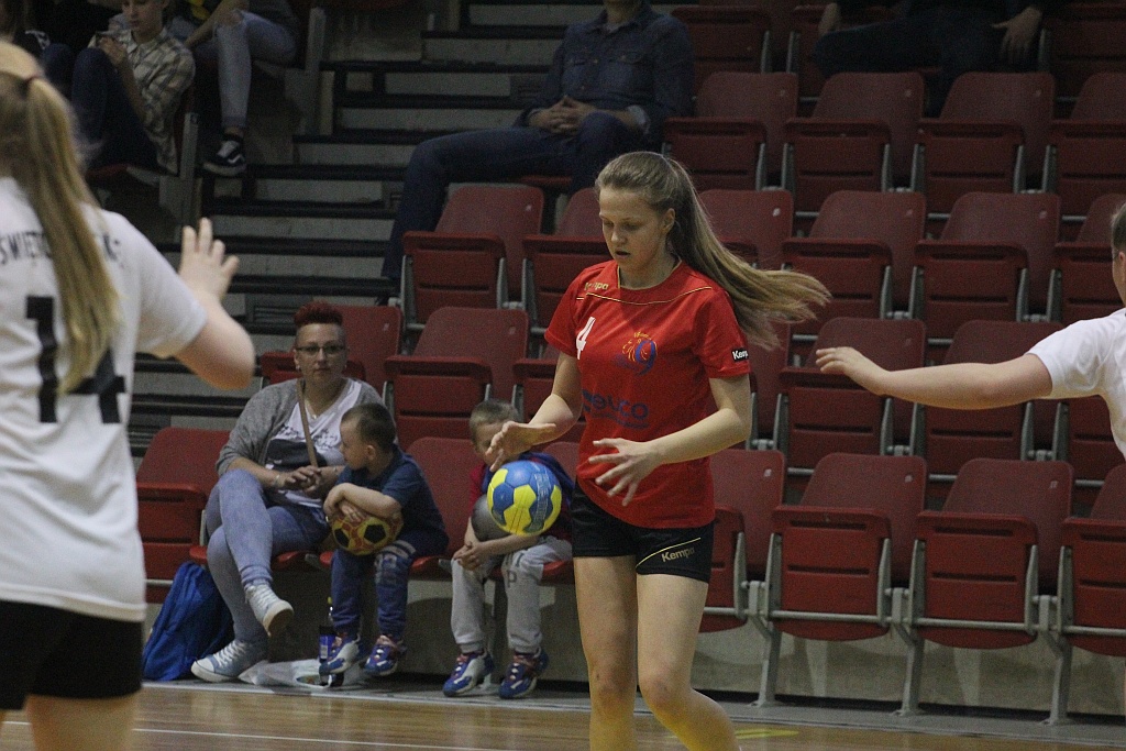 Młodziczki Dziewiątki na luzie wygrały z Koroną Handball Kielce	