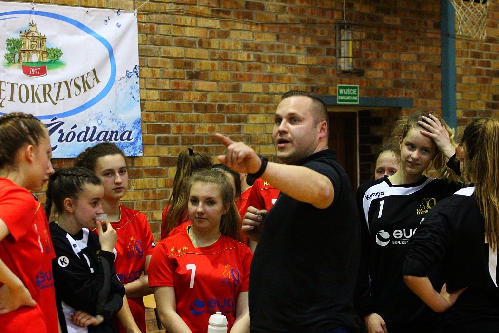 Młodziczki Dziewiątki na luzie wygrały z Koroną Handball Kielce	