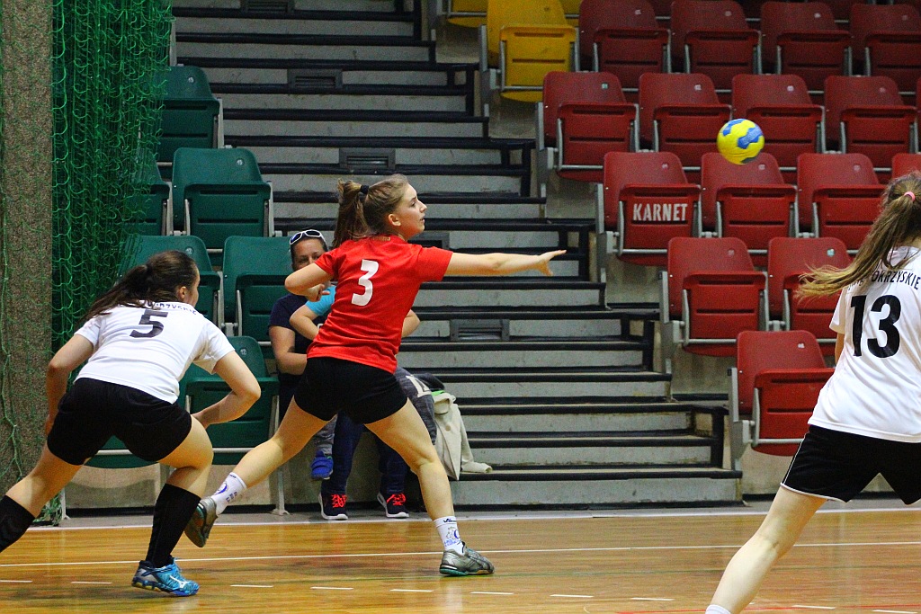 Młodziczki Dziewiątki na luzie wygrały z Koroną Handball Kielce	