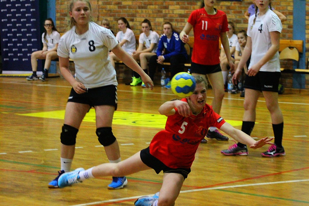 Młodziczki Dziewiątki na luzie wygrały z Koroną Handball Kielce	