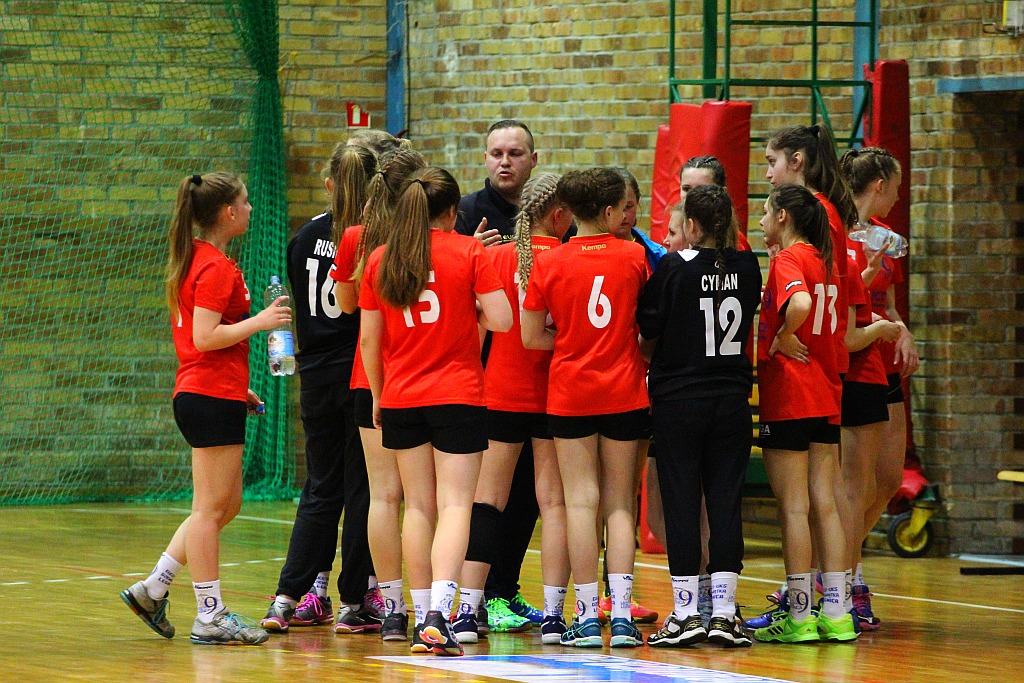 Młodziczki Dziewiątki na luzie wygrały z Koroną Handball Kielce	