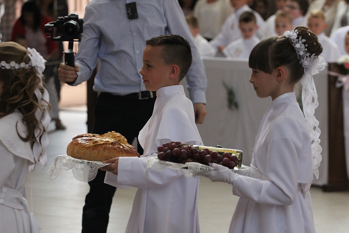 Pierwsza Komunia święta w kościele Matki Bożej Królowej Polski