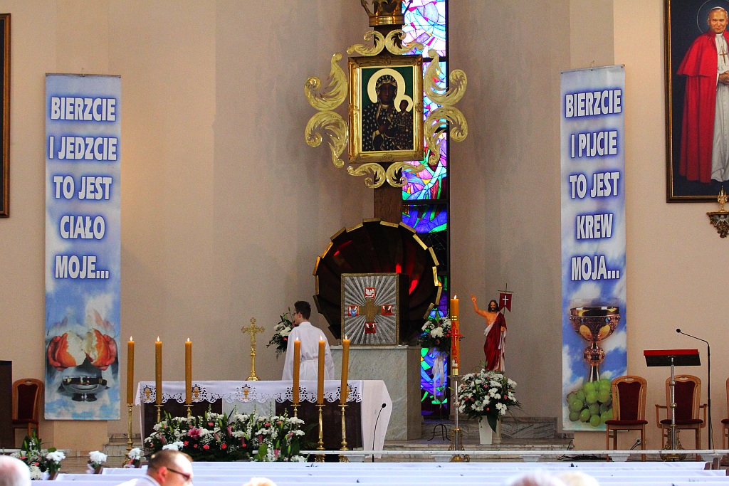 Pierwsza Komunia święta w kościele Matki Bożej Królowej Polski