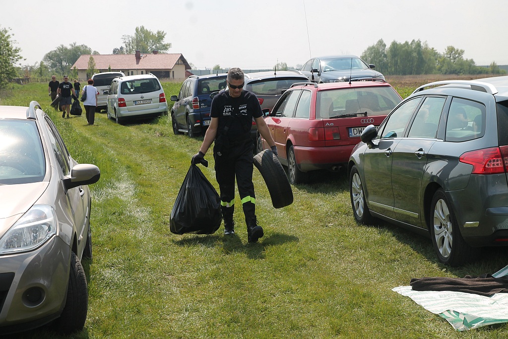 OSP-ORW Pinoter przyłączył się do akcji sprzątania jeziora