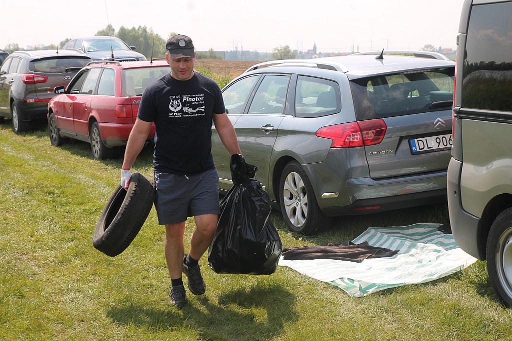 OSP-ORW Pinoter przyłączył się do akcji sprzątania jeziora