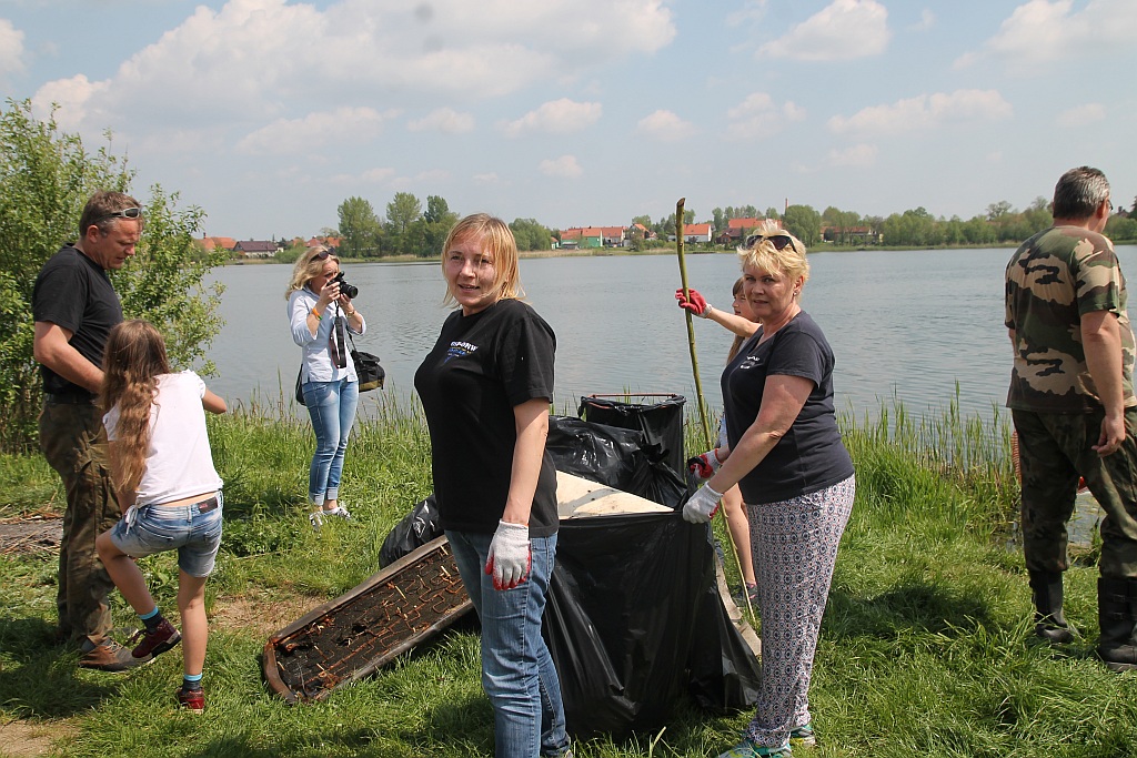 OSP-ORW Pinoter przyłączył się do akcji sprzątania jeziora