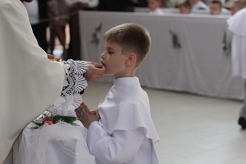 Pierwsza Komunia święta w kościele Matki Bożej Królowej Polski