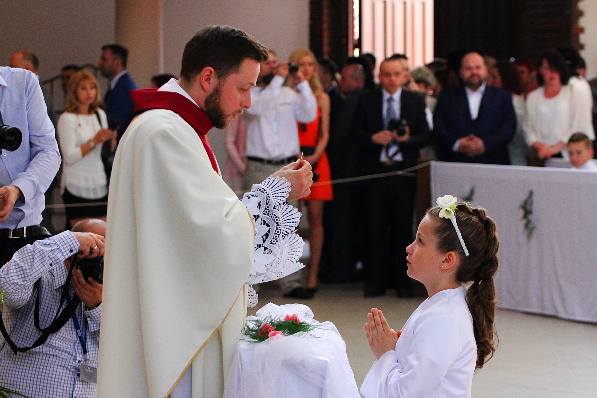 Pierwsza Komunia święta w kościele Matki Bożej Królowej Polski