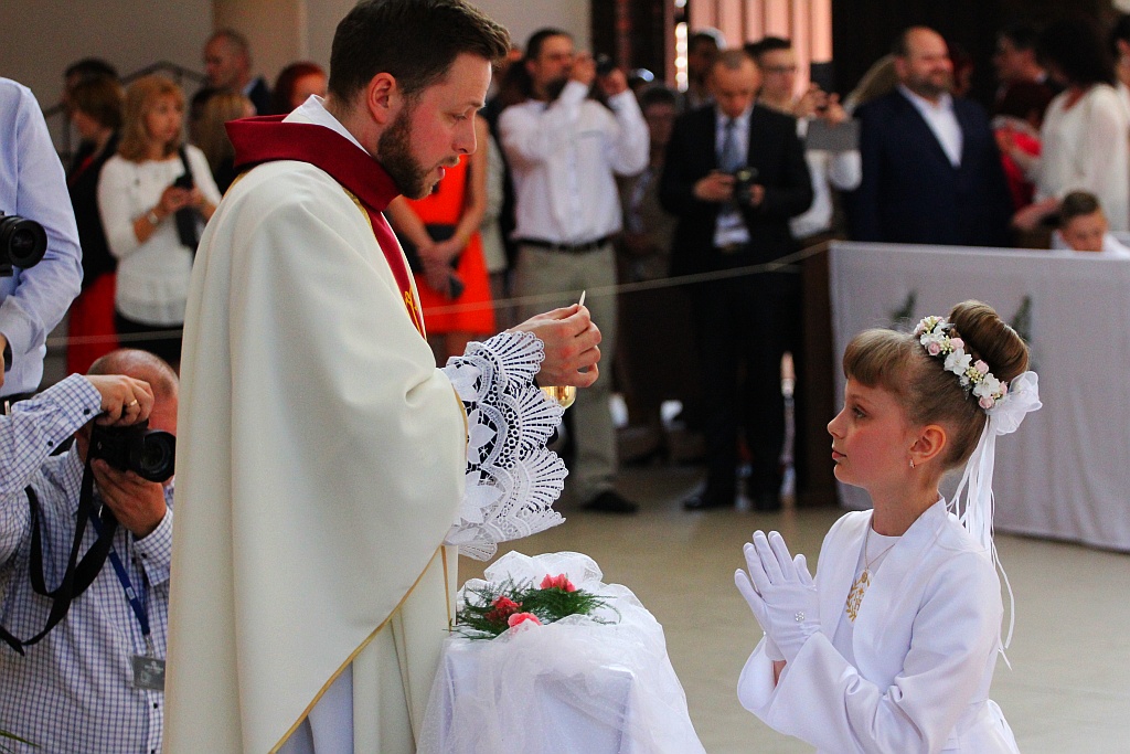 Pierwsza Komunia święta w kościele Matki Bożej Królowej Polski