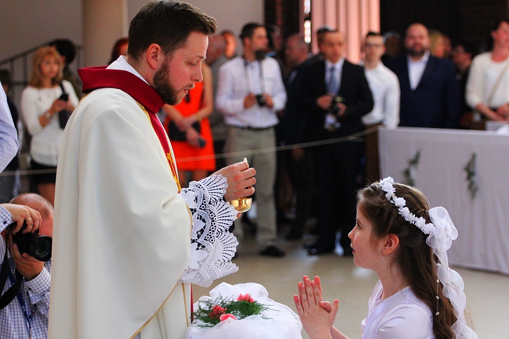 Pierwsza Komunia święta w kościele Matki Bożej Królowej Polski