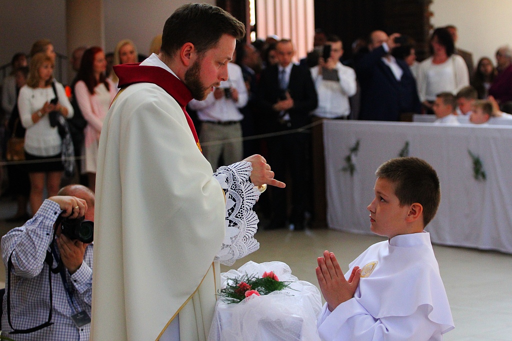 Pierwsza Komunia święta w kościele Matki Bożej Królowej Polski