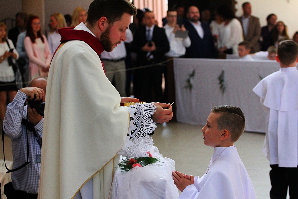 Pierwsza Komunia święta w kościele Matki Bożej Królowej Polski
