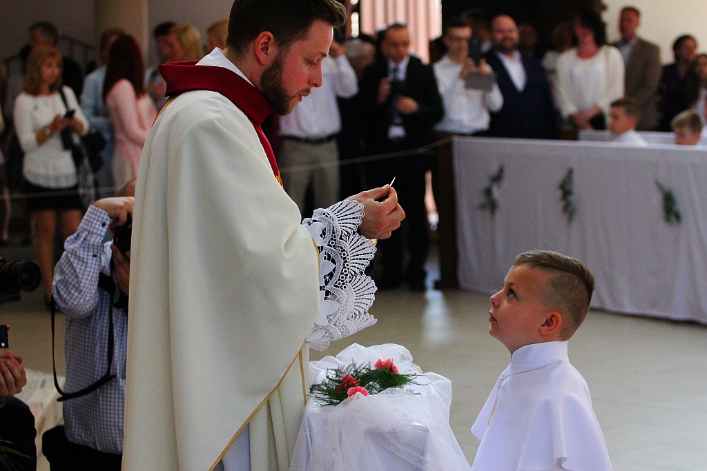 Pierwsza Komunia święta w kościele Matki Bożej Królowej Polski