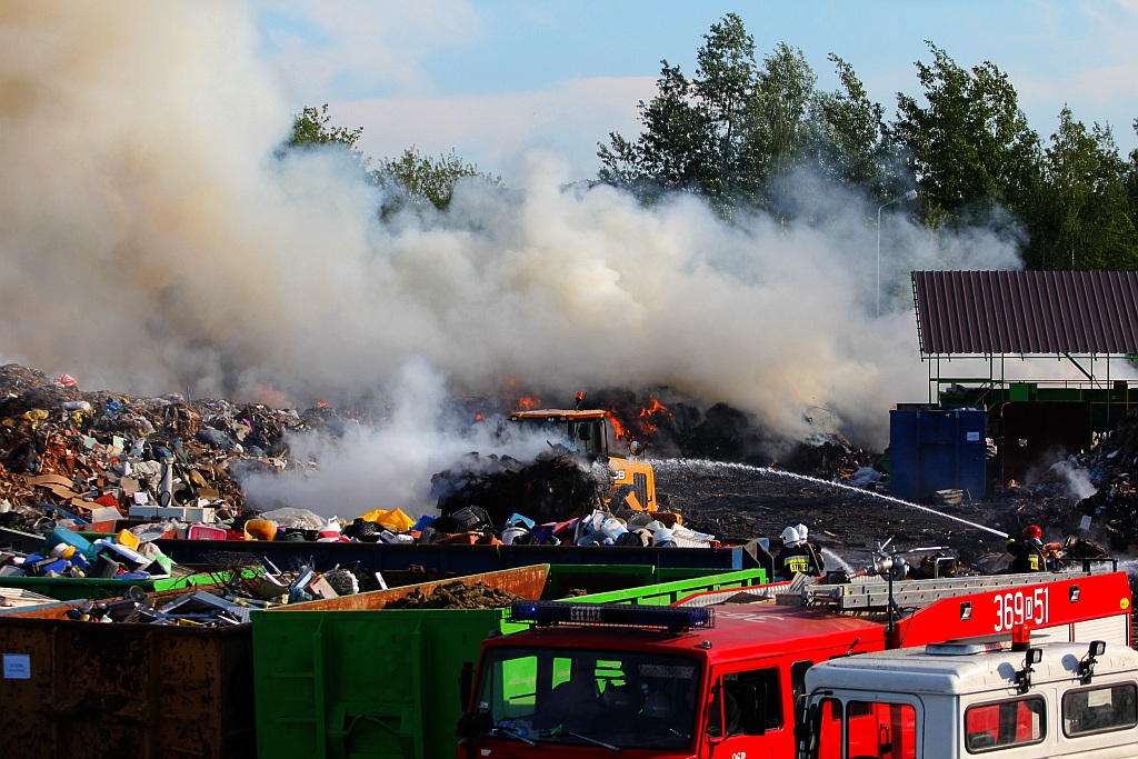 Siedemnaście zastępów straży pożarnej gasi pożar składowiska