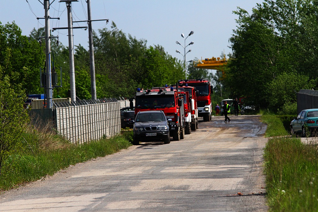 Strażacy dogaszają pożar składowiska przy ul. Dobrzejowskiej
