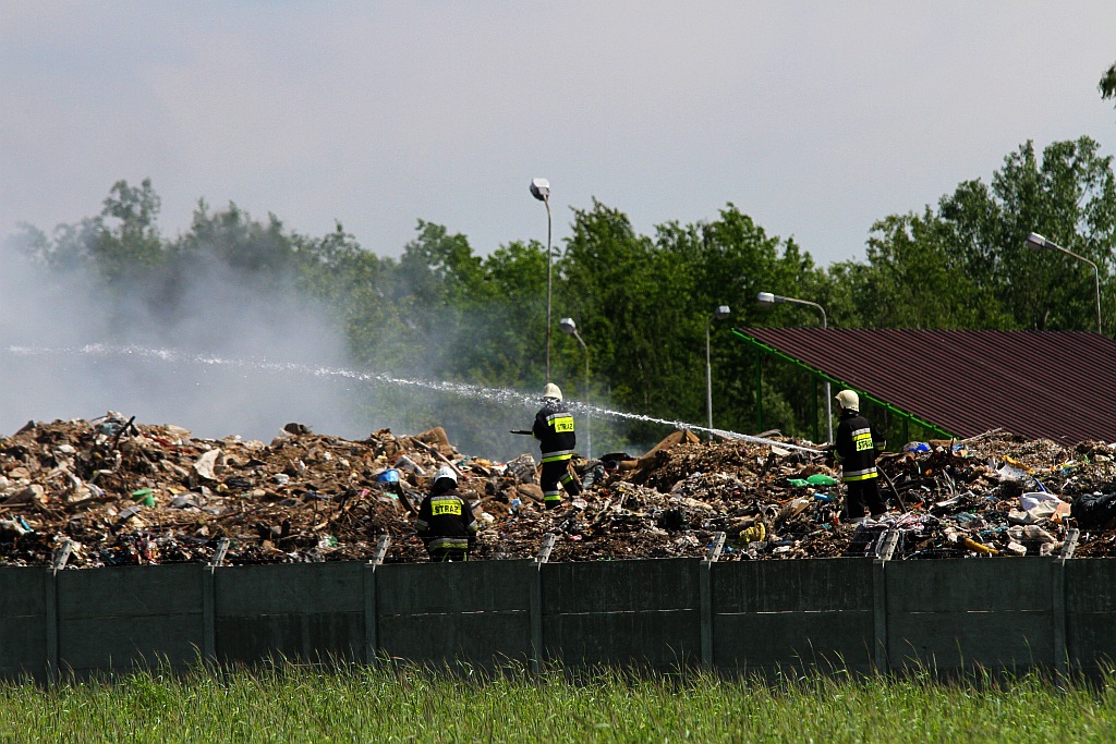 Strażacy dogaszają pożar składowiska przy ul. Dobrzejowskiej
