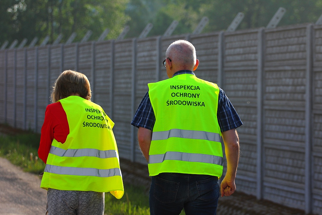 Siedemnaście zastępów straży pożarnej gasi pożar składowiska