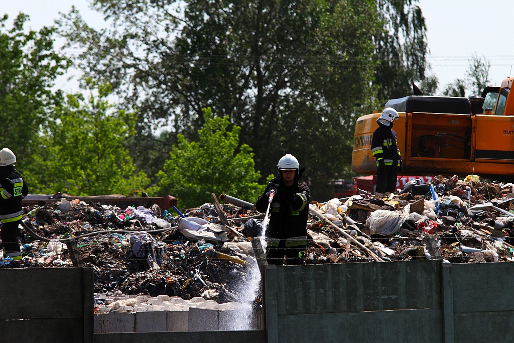 Strażacy dogaszają pożar składowiska przy ul. Dobrzejowskiej

