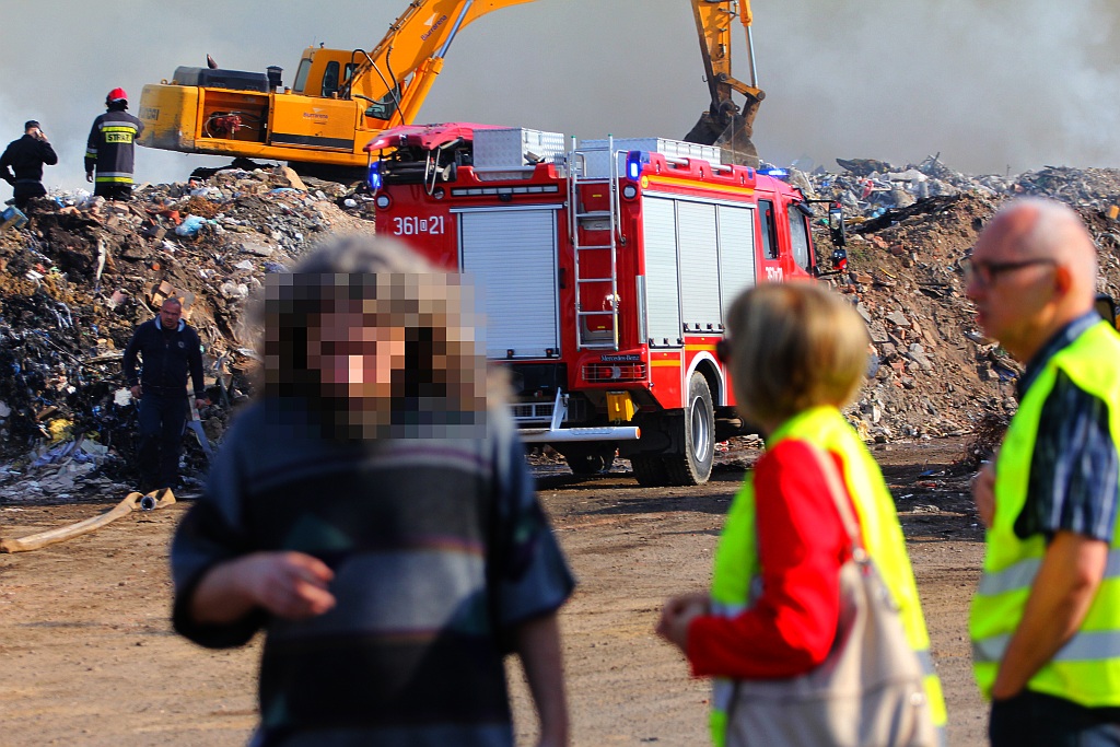 Siedemnaście zastępów straży pożarnej gasi pożar składowiska