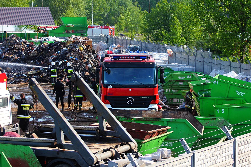 Siedemnaście zastępów straży pożarnej gasi pożar składowiska