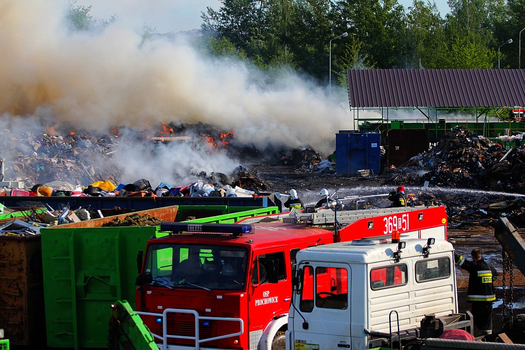 Siedemnaście zastępów straży pożarnej gasi pożar składowiska
