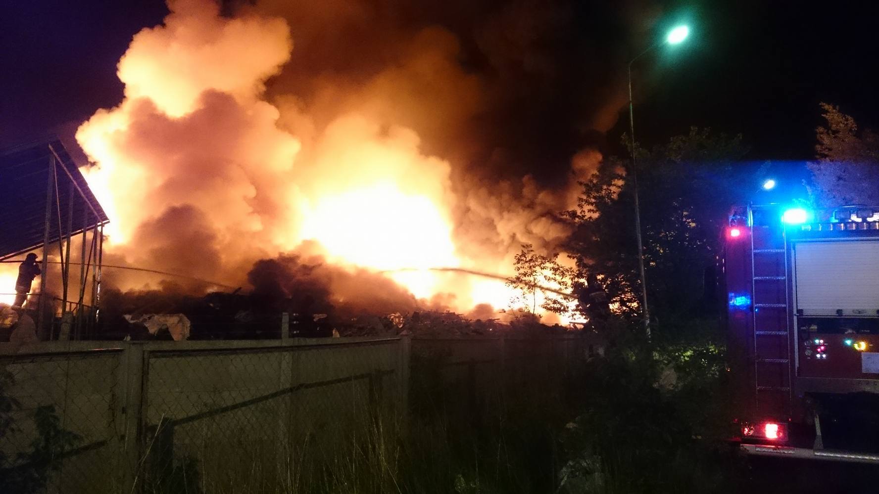 Siedemnaście zastępów straży pożarnej gasi pożar składowiska