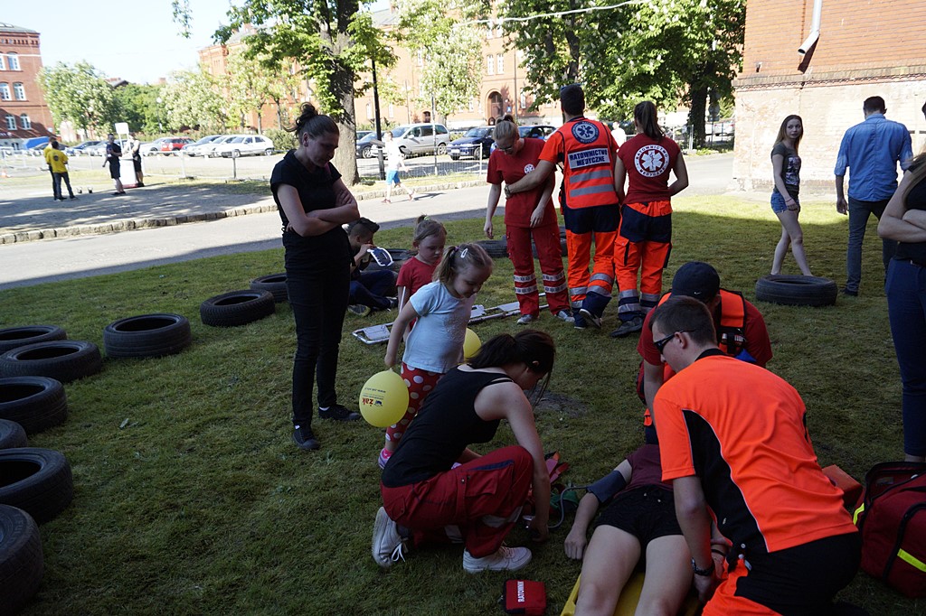 Pokazy medyczne i sportowe zabawy przed koncertami w kampusie