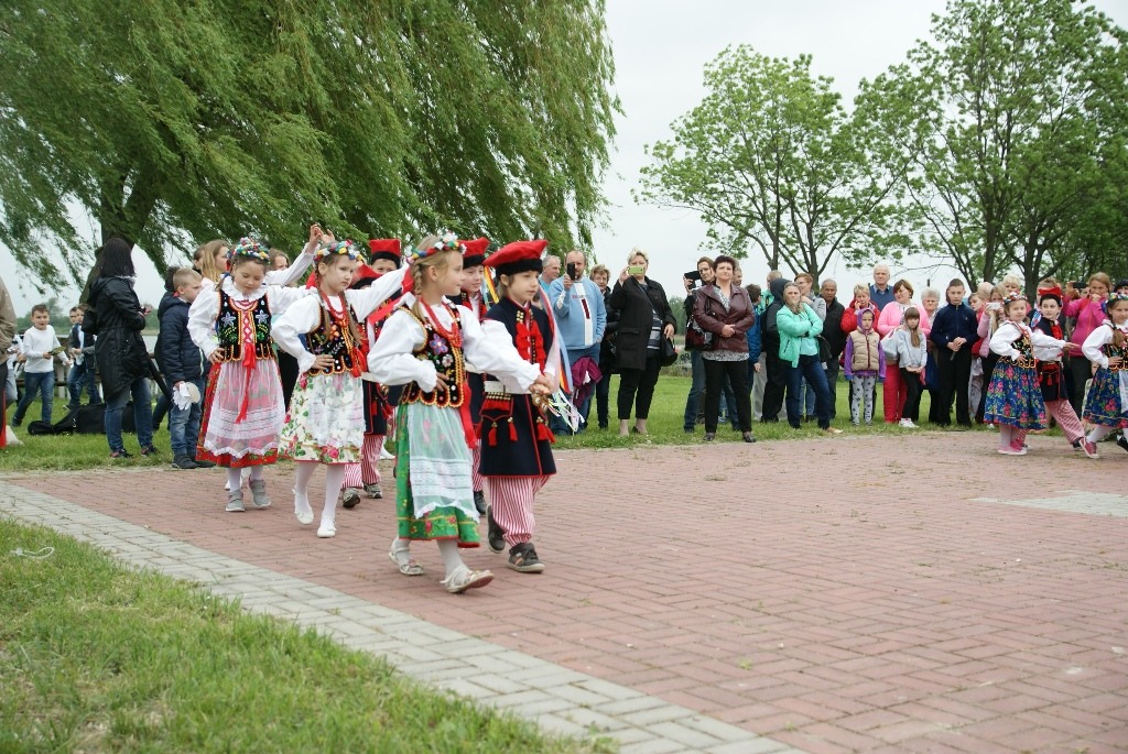 Setki osób na wielkiej majówce nad Jeziorem Kunickim