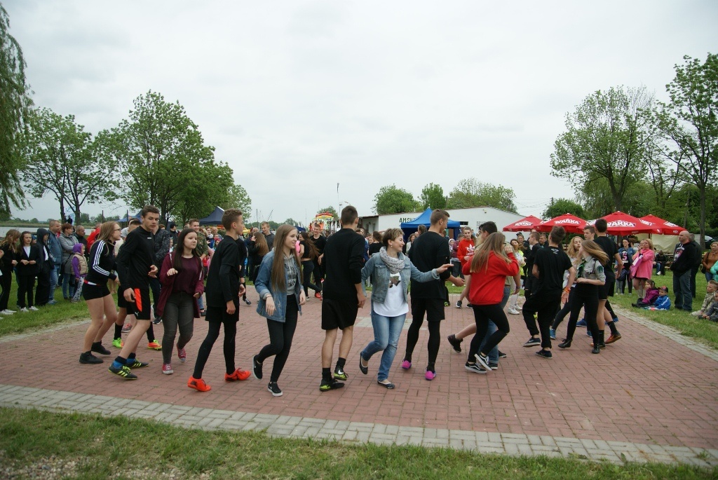 Setki osób na wielkiej majówce nad Jeziorem Kunickim