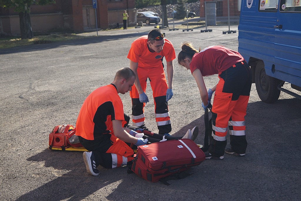 Pokazy medyczne i sportowe zabawy przed koncertami w kampusie