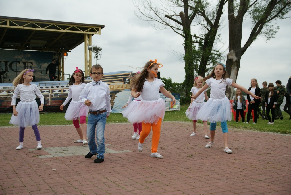 Setki osób na wielkiej majówce nad Jeziorem Kunickim