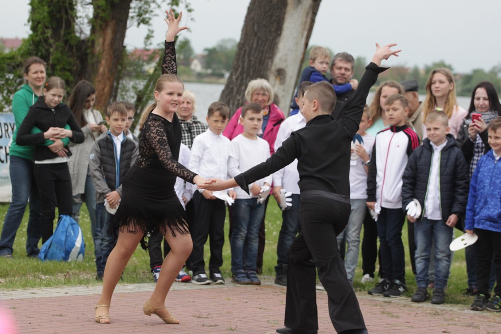 Setki osób na wielkiej majówce nad Jeziorem Kunickim