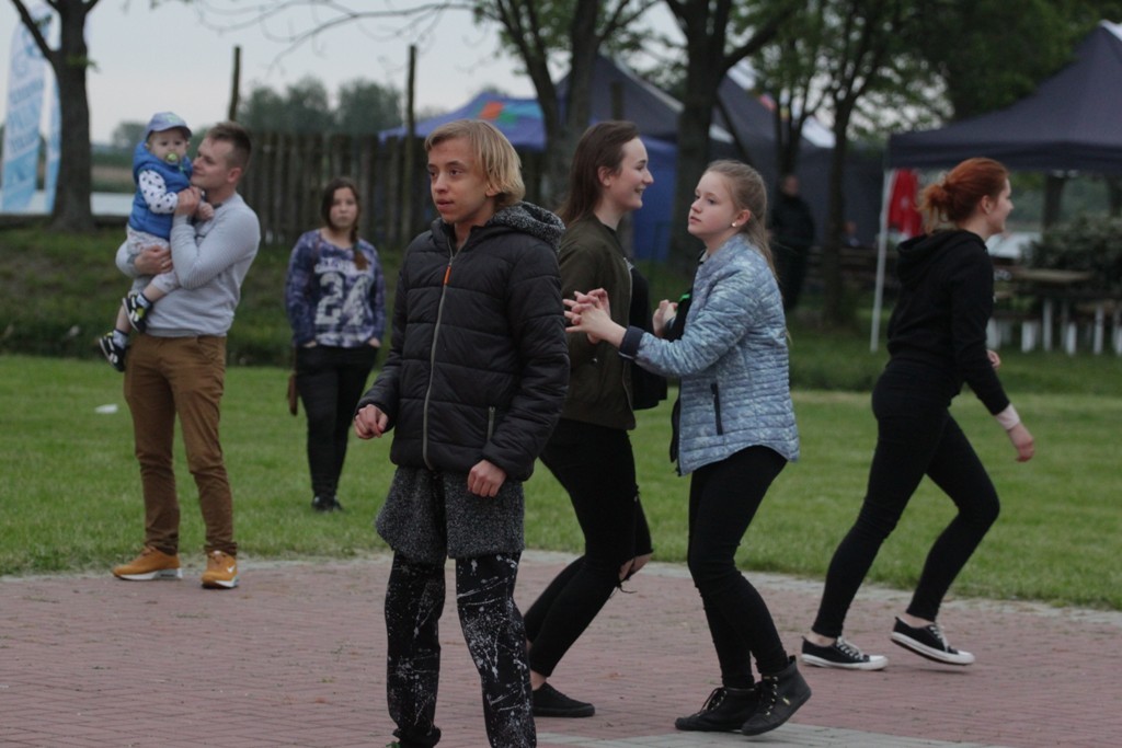 Setki osób na wielkiej majówce nad Jeziorem Kunickim